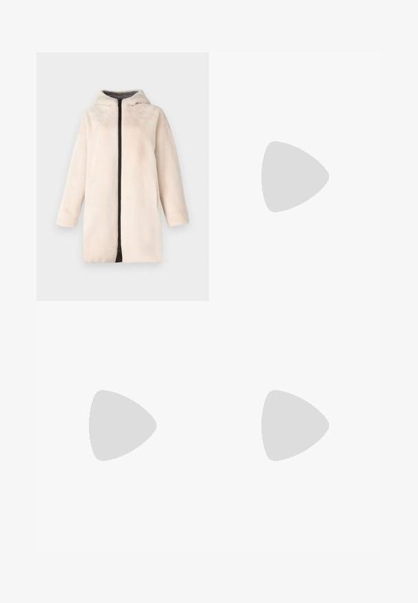 Yves Salomon Parka - charcoal/ivory; Balta trumpa rankovėmis marškinėliai, pagaminti iš pasiruošusio audinio. Apvali iškirptė, reguliari tinkamumas ir subtilūs siuvimo detalės. Be raštų ar grafikos.; WEEKEND MaxMara ELMO - Kelnės - nero; Juodai odiniai baletai su apvaliu pirštu, lygi texture, minimalus siuvimo detales ir lanksčiu padų dizainu.