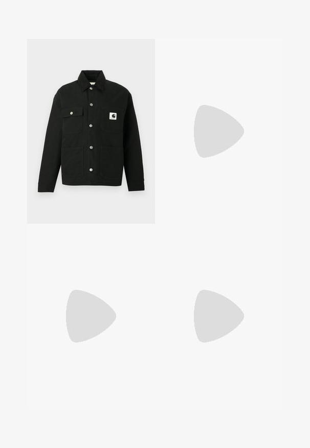 Svart jakke med knappelukking, fire frontlommer, metallknapper, kordfløyelskrage og en hvit Carhartt-logo på øvre høyre lomme.; Svart bomulls t-skjorte med løs passform. Har rund hals og korte ermer. Inkluderer en liten gullbrodert logo på brystet.; Svarte vide jeans laget av denim, med kontrasterende hvite sømmer og en frontknapplukking, samt to skrå frontlommer.; Rosa semskede sneakers med grønne striper, hvite detaljer og en brun gummisåle. Har teksturert stoff og logodetaljer på siden.