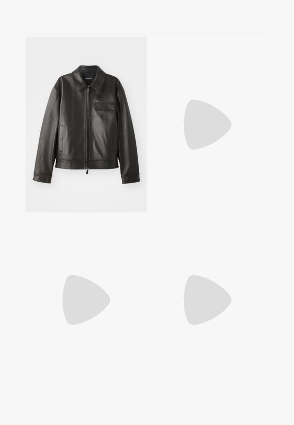Svart läderjacka med krage, framdragkedja och två sidofickor. Har en bröstficka med klaffdetalj och slät yta.; Långärmad skjorta i taupe-färg, gjord av mjukt tyg, med knappar framtill och mörka knappar, samt en liten logotyp på bröstet.; Svarta byxor i slät tygkvalitet, med rak bendesign, framfickor, en enkel knappstängning och utan synliga mönster.; Beiga mockasiner i ruggat läder med en samlad design, som har en platt sula och ett dekorativt band över framfoten. Slät textur.