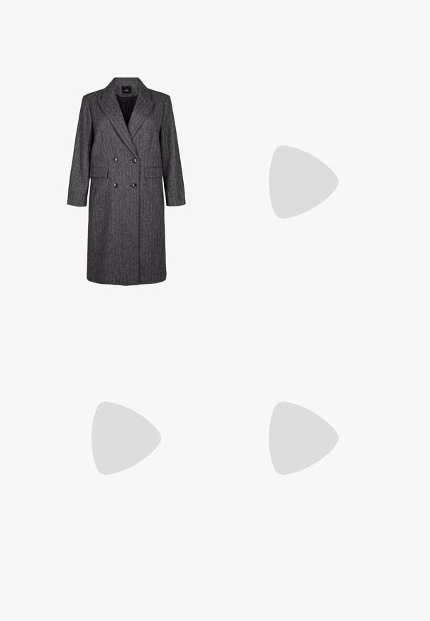 Cappotto doppiopetto grigio a spina di pesce con rever a punta, due tasche frontali e bottoni neri. Maniche lunghe e design di lunghezza media.; Due maglie a manica lunga con collo alto, una bianca e una nera, realizzate in un tessuto morbido e elasticizzato, entrambe con un design aderente e colli alti.; Pantaloni neri a vita alta, a gamba larga, realizzati in un tessuto morbido, con davanti piatto, chiusura con bottone e senza tasche visibili.; Pumps slingback in vernice nera con punta affilata, lati sagomati, cinturino alla caviglia regolabile e tacco sottile e slanciato.; Occhiali da sole a forma di gatto con montatura in plastica nera opaca, lenti scure e un'accensione con logo dorato sulla stanghetta. Design angolare e superficie liscia.; Wristlet Michael Kors in tela rivestita beige con motivo a logo MK ripetuto, hardware dorato e tracolla a catena staccabile.
