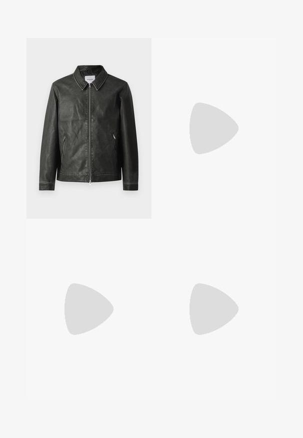 Veste en cuir noir avec une texture lisse, col à pression, fermeture éclair frontale complète et deux poches latérales. Présente des détails de coutures minimaux.; Deux polos noirs, à manches courtes, en coton, avec un col classique, une patte de boutonnage à deux boutons, et des accents rayés blancs à l'intérieur du col.; Pantalons en denim noir avec une coupe droite, un design à cinq poches et une fermeture à bouton à l'avant. Texture lisse avec des détails de couture minimaux.; Chaussure slip-on en cuir noir avec une tige lisse, des accents cousus, un bout arrondi et un petit talon en caoutchouc. La semelle présente un profil de traction minimal.
