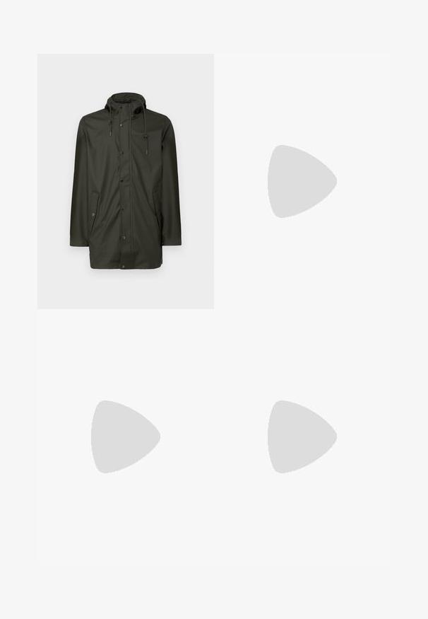 Olijfgroene waterdichte jas met een capuchon, knoopsluiting aan de voorkant, twee zijzakken en verstelbare trekkoorden. Soepele, lichte stof.; Zwarte korte mouwen T-shirt van een gladde katoenmix, met een ronde halslijn en een minimalistisch ontwerp zonder patronen of accenten.; Zwarte joggingsbroek van gladde stof. Kenmerkt zich door een elastische tailleband met een trekkoord, taps toelopende benen en geen zichtbare zakken. Eenvoudig ontwerp.; Zwarte leren instappers met een gestructureerde afwerking en een contrasterende beige rubberen zool. Beschikt over een subtiele accent langs de voorkant.