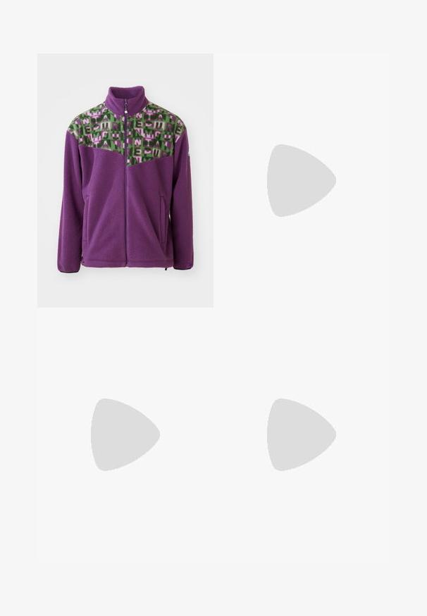 Lila polárdzseki, zöld és rózsaszín geometrikus mintázatú vállrésszel. Magas gallérral és cipzáras elejével rendelkezik, valamint két oldalsó zsebbel van ellátva.; Fekete pamut póló, elöl feltűnő piros "HUGO" felirattal, rövid ujjal, kerek nyakkivágással és laza szabással.; Fekete melegítőnadrág puha anyagból, húzózsinóros derékkal, slim fit kialakítással, és egy piros logóval a bal combon.; EA7 Emporio Armani Sportcipő - black/white