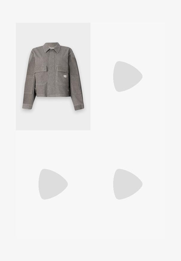 Chaqueta corta a rayas en blanco y negro, con dos bolsillos delanteros, un cuello y mangas largas de tela texturizada.; Top corto en material de punto blanco roto. Mangas largas con textura acanalada y pequeños detalles en forma de corte alrededor del escote.; Peto de mezclilla a rayas rojas con tirantes ajustables, gran bolsillo frontal y bolsillos laterales. Presenta herrajes metálicos y un dobladillo cosido.; Zapatilla de piel blanca con acentos de ante beige, caja de puntera perforada, cordones planos y suela texturizada en color crema. Cuenta con un branding sutil en el talón.; Bolso de tela negra con textura fruncida, dos asas para el hombro y cierre de cordón en los laterales. Material suave y ligero.