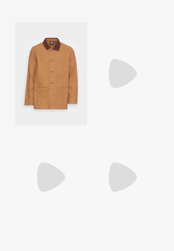 Beige Jacke mit einem braunen Cordkragen. Verfügt über silberne Knöpfe, eine Brusttasche und zwei Fronttaschen. Robuster Stoff und schlichtes Design.; Weißes Baumwoll-T-Shirt mit kurzen Ärmeln, Rundhalsausschnitt und glatter Textur. Einfaches Design ohne Muster oder Grafiken.; Blaue Jeans aus Denim mit geradem Schnitt, fünf Taschen, Metallknopfverschluss und sichtbarer Naht entlang der Nähte und des Saums.; Schwarze Lederloafers mit einem fransenverzierten Akzent, ausgestattet mit einer robusten schwarzen Sohle und gelber Naht entlang der Kante. Texturierte Oberfläche.