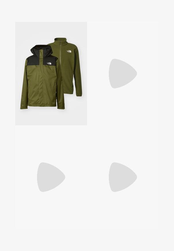 Chaqueta verde oliva con sección superior negra, capucha desmontable y logotipo. Incluye una capa interior de forro polar verde oliva a juego con cierre de cremallera.; Camiseta negra de manga corta, hecha de algodón, con un cuello redondo y un pequeño logo blanco en la parte superior izquierda del pecho.; Pantalones deportivos negros hechos de un tejido ligero, con una cinturilla ajustable, bolsillos laterales y puños ajustados en los tobillos.; Zapatilla de trail running negra con upper texturizado, suela de goma y puntera reforzada. Presenta un collar acolchado y una lengüeta para poner y quitar fácilmente.