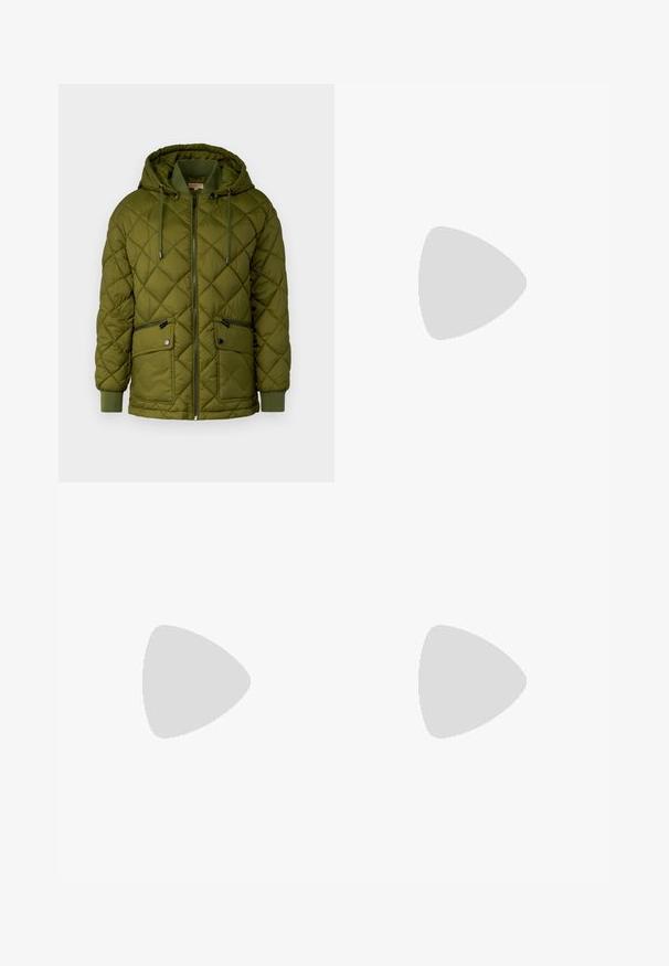 MICHAEL Michael Kors QUILTED LIGHT PADDED JACKET - Téli dzseki - evergreen; Fekete, rövid ujjas póló, puha pamutból készült, kerek nyakkivágással és sima, egyenletes textúrával, minimalista dizájnnal.; Világoskék farmernadrág, egyenes szárú kialakítással, finom kopással és közepes derékszabással. Öt zsebe és övhurkai vannak.; Fekete bőr bokacsizma hegyes orral és tömbsarkal, fényes ezüst nadrággal párosítva, amely sima textúrákat és kontrasztos színeket mutat be.