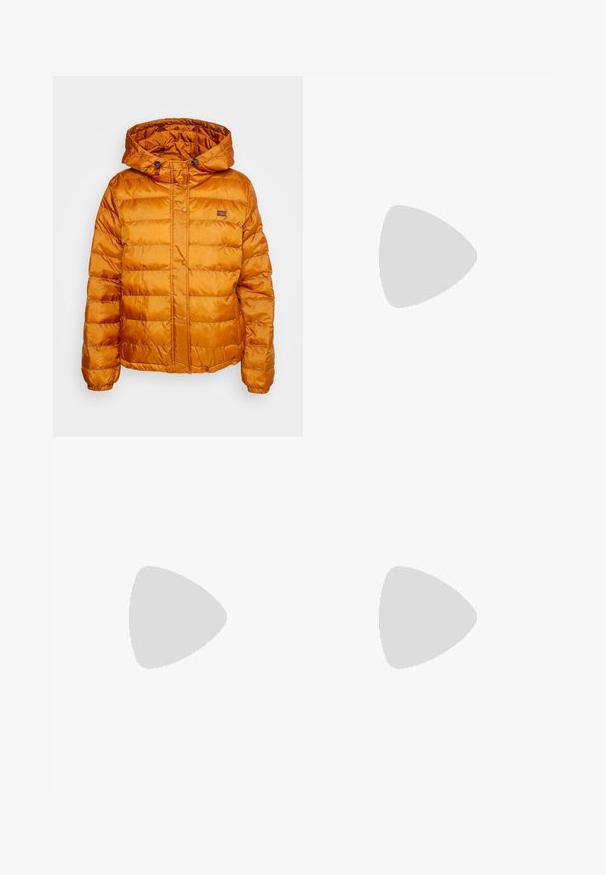 Oranža pūka jaka ar kapuci, izgatavota no spīdīga, quiltēta materiāla. Aprīkota ar pogu aizdari un mazu logotipu uz krūšu.; Melnā turtlenecka garām piedurknēm augšdaļa, izgatavota no ribotas auduma, ar pieguļošu piegriezumu, augstu kakla izgriezumu un bez rakstiem vai akcentiem.; Melni platie bikses, izgatavotas no elastīgas auduma, ar augstu vidukli un gludu tekstūru, ar pieguļošu dizainu, kas paplašinās no ceļa.; Melni šņorējami sporta apavi ar biezu zoli, ar gludu ādas augšdaļu, noapaļotu purngalu un izteiktu slāņveida platformas dizainu.