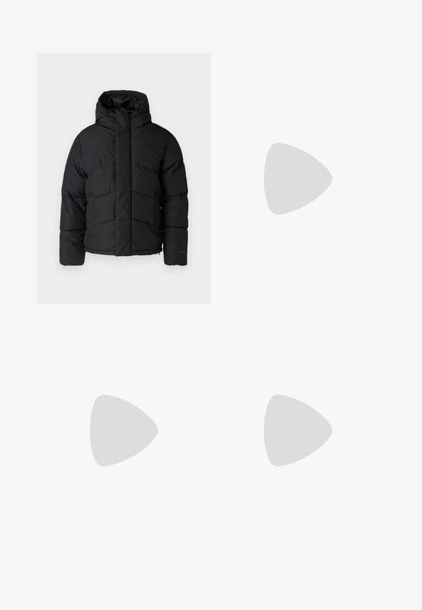 Jack & Jones JJWORLD  czarny; Czarna koszulka z bawełny z krótkim rękawem. Posiada zielone logo "ROOTS" z przodu, okrągły dekolt i standardowy krój.; Dżinsy z denimu w wyblakłym niebieskim kolorze, o prostym kroju nogawki, umiarkowanym przetarciu z przodu oraz klasycznym pięciopocketowym stylu.; Czarne niskie sneakersy z białymi paskami, czarnymi sznurówkami, teksturowaną czarną podeszwą i białym akcentem na pięcie, z logo "JACK & JONES" z boku.