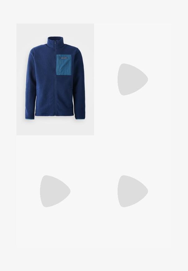 Jachetă din fleece bleumarin cu guler înalt, având un buzunar pe piept cu fermoar albastru contrastant și două buzunare laterale. Material moale, texturat.; Tricou alb cu mâneci lungi, din bumbac. Design cu guler rotund, cu manșete ribbate și un logo mic pe mâneca stângă. Textură netedă.; Jeans din denim ușor, cu talie înaltă, de culoare albastră, cu pantaloni drepți, închidere cu nasture în față și stil cu cinci buzunare, pe un fundal simplu.; Încălțăminte sport cu un superior din plasă albă, accentuată cu detalii în violet, verde și portocaliu. Guler căptușit și talpă texturată portocalie.