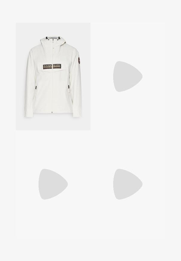 Witte waterdichte jas met capuchon, voorzien van een zwart en goud logo patch op de borst, een rits aan de voorkant en verstelbare koordjes.; Witte katoenen t-shirt met korte mouwen en een ronde hals. Heeft een klein, subtiel Nike-logo op de borst en een zijlabel.; Zwarte, elastiche sweatpants met een losse pasvorm, manchetten aan de enkels, een zachte textuur en zonder zichtbare patronen of hardwareaccenten.; Witte en grijze sportschoenen met zwarte accenten, met een golvend ontwerp op de zool en een gestructureerde bovenkant. Gemonteerd met een broek in een bruine kleur.
