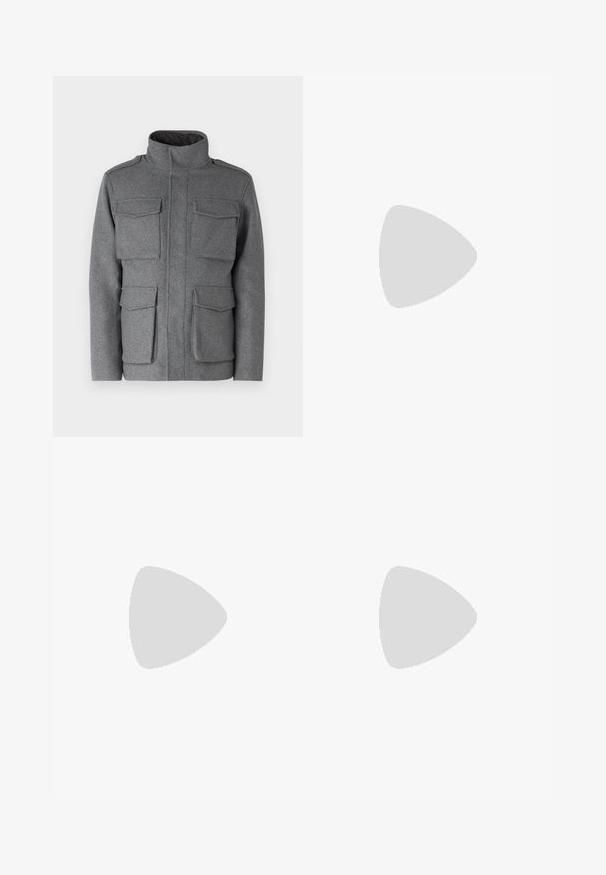 Giacca grigia in misto lana con colletto alto, dotata di quattro tasche frontali e chiusura con zip. Tessuto morbido con una vestibilità su misura.; T-shirt bianca a maniche corte realizzata in cotone, con scollo rotondo e una texture liscia, dal taglio dritto e senza fantasie.; Pantaloni cargo verde oliva, realizzati in tessuto resistente. Presentano due tasche laterali, un punto vita standard e un design a gamba dritta.; Scarpa nera in pelle con lacci, dotata di una soletta in gomma nera spessa e seghettata e cuciture gialle lungo il bordo, con una finitura liscia.; Borsa a tracolla nera con un compartimento principale con zip, tasca frontale, tracolla regolabile e una patch del logo visibile sul risvolto.