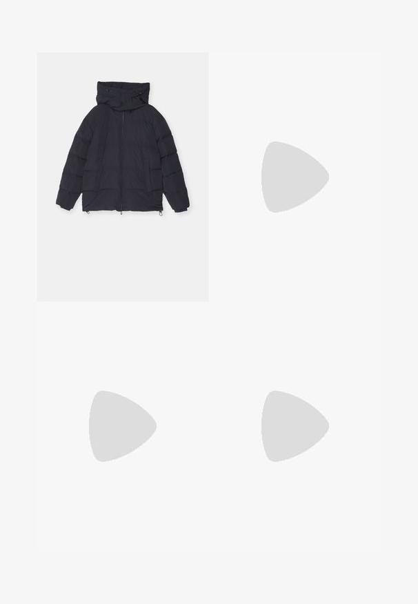 Emporio Armani GIACCA - Dunjacka - blu navy; Vit bomullslångärmad tanktop med rund halsringning, med en slät yta och en figurnära passform, designad för avslappnad användning.; Filippa K WIDE TROUSERS - Tygbyxor - driftwood; Beiga mockasiner i ruggat läder med en samlad design, som har en platt sula och ett dekorativt band över framfoten. Slät textur.