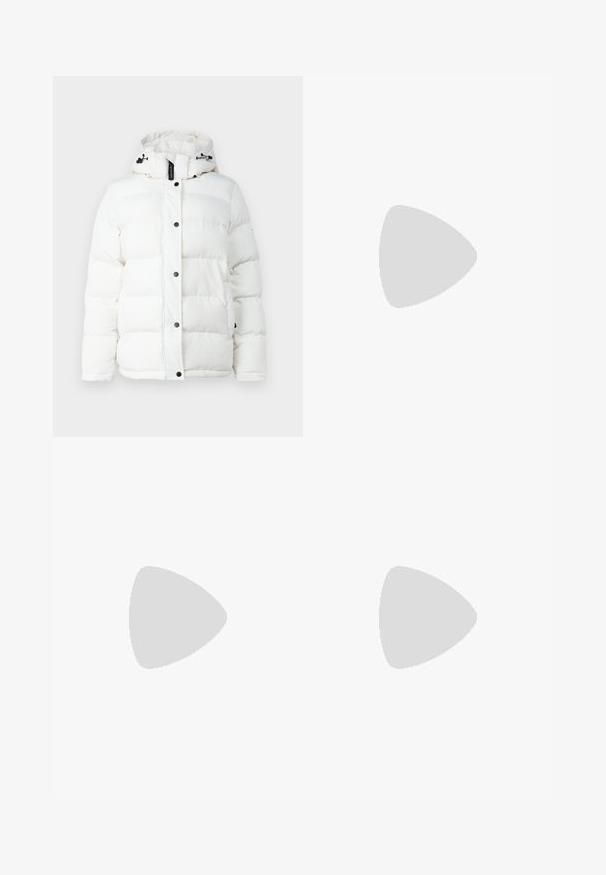 Biała kurtka puchowa z kapturem, z pikowanym wzorem, czarnymi zatrzaskami i regulowanymi sznurkami. Gładka faktura, bez wzorów.; Czarny body z długimi rękawami, z siateczkowym dekoltem w kształcie litery V oraz marszczonym detalem na ramionach. Gładki materiał o dopasowanym kroju.; Jeans o wysokim stanie, szerokie nogawki, w jasnym do ciemnego niebieskiego denimu z przetarciami, z zapięciem na guzik i szlufkami na pasek. Czysty dół i brak widocznych ozdób.; Czarne skórzane botki za kostkę z okrągłym noskiem, sznurówką z przodu i grubą gumową podeszwą z teksturowanym bieżnikiem. Pętelka do zakładania z tyłu.; Srebrne kolczyki w formie obręczy o minimalistycznym designie. Okrągły kształt, gładka faktura i cienki profil. Lekkie, z polerowanym wykończeniem.