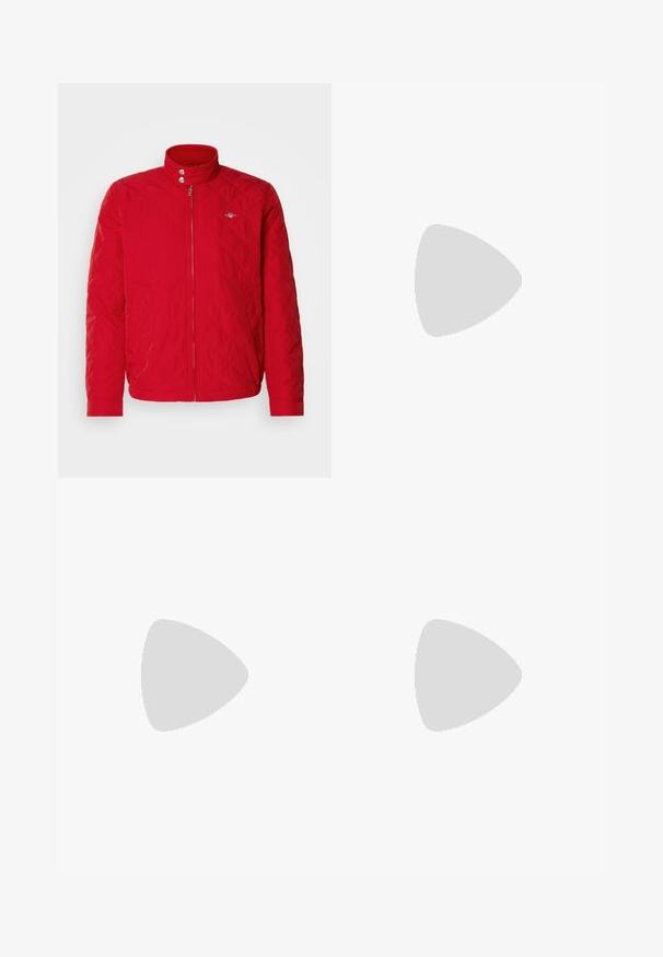 Rode gewatteerde jas met een opstaande kraag, een rits aan de voorkant en drukknoopjes. Heeft diagonale stiknaden en een klein logo op de borst.; Zwarte coltrui gemaakt van een zacht breimateriaal. Heeft lange mouwen, een geribbelde kraag en zoom. Eenvoudig, strak ontwerp zonder patronen.; Zwarte denim broek met een recht gesneden pasvorm, vijf gebruikersvriendelijke zakken en een sluiting met een knoop aan de voorkant. Soepele textuur met minimale stikdetails.; Zwarte leren instappers met een ronde neus, voorzien van een gestikt ontwerp, een lage platformzool en een gestructureerde, grof rubberen buitenzool.