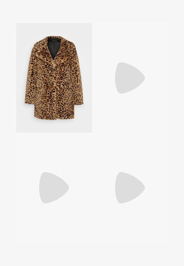 Mantil od umjetnog krzna sa uzorkom leoparda, velikim reverima, dva prednja džepa i crnim gumbima. Mekana tekstura u nijansama smeđe i svijetlosmeđe.; Even&Odd Petite 2 PACK - Top - light grey/black; Crne uske traperice. Imaju prednje kopčanje na dugme i zatvoren džep na struku. Glatka tekstura s minimalnim izbjeljivanjem.; Dr. Martens MAYBOLE CHELSEA - Gležnjače s platformom - black/cherry red; Srebrne metalne naušnice u obliku prstena s brušenom teksturom, s kružnim dizajnom i prozirnom vrstom kopče za sigurno nošenje.