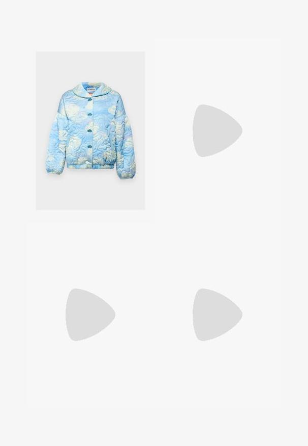 Helmstedt ROSIE JACKET - Bomber jakna - light blue; Svetlo bež bombažna majica s krojem okroglega izreza in kratkimi rokavi. Vsebuje majhne vezenine školjk v pastelnih barvah.; Široke traperice iz svetlo modrega denima, z visokim pasom, petimi žepi, izblitenim videzom in raztrganim robom.; Bele in bež športni copati z teksturiranimi paneli, z bež vezalkami in gumijastim podplatom, v kombinaciji s svetlo modrimi jeans hlačami.