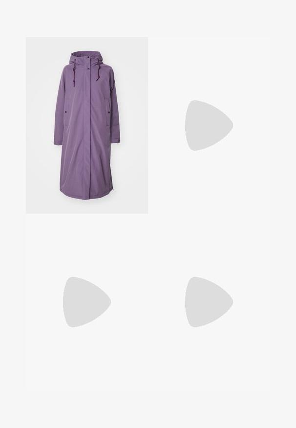Dlhý purpurový kabát vyrobený z textúrovaného materiálu, s kapucňou, prednými vreckami a nastaviteľnými sťahovacími šnúrkami. Prítomné sú jemné švy.; The North Face FLEX SHORT SLEEVES TEE - Športové tričko - black; Čierne vonkajšie nohavice vyrobené z odolného materiálu. Obsahujú vrecká na zips, zosilnené kolenné panely a rovný strih pre pohyblivosť.; Čierna turistická obuv s textúrovaným povrchom, šnurovaním a masívnou gumovou podrážkou, na strane so zreteľným logom a vzormi na protišmykovú trakciu.