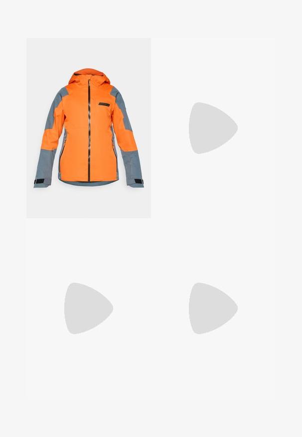 Φωτεινός πορτοκαλί και γκρι φούτερ μπουφάν με μπροστινό φερμουάρ, φερμουάρ στις πλευρικές τσέπες και ρυθμιζόμενες ιμάντες καρπού, σχεδιασμένο για εξωτερική χρή�ση.; Λευκό βαμβακερό μπλουζάκι με κοντά μανίκια και στρογγυλή λαιμόκοψη. Διαθέτει ένα μικρό, διακριτικό λογότυπο Nike στο στήθος και μια ετικέτα στο πλάι.; Μαύρο παντελόνι casual με ρυθμιζόμενη μέση και πλευρικές τσέπες, κανονική γραμμή σε απλό φόντο.; Πετρόλ και γκρι αθλητικό παπούτσι με υφασμάτινη επένδυση, στρογγυλή μύτη και καουτσουκέιν σόλα, διαθέτοντας κορδόνια και μαξιλαρωμένη περιφέρεια.