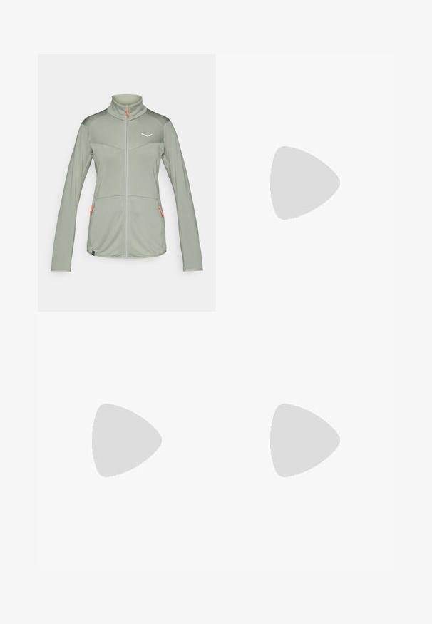 Giacca a zip verde chiaro con colletto alto, tessuto strutturato, due tasche frontali con zip arancione e un logo sul petto.; T-shirt in cotone nero con collo a giro e maniche corte. Logo bianco ben visibile sulla parte superiore sinistra. Tessuto liscio, vestibilità casual.; Leggings neri a vita alta realizzati in materiale elasticizzato, con una texture liscia e logo bianco stampato lungo la gamba sinistra.; Scarpe da trekking nere con tomaia in tessuto testurizzato, sistema di allacciatura e suola in gomma robusta. Accentuate da dettagli riflettenti e loghi.