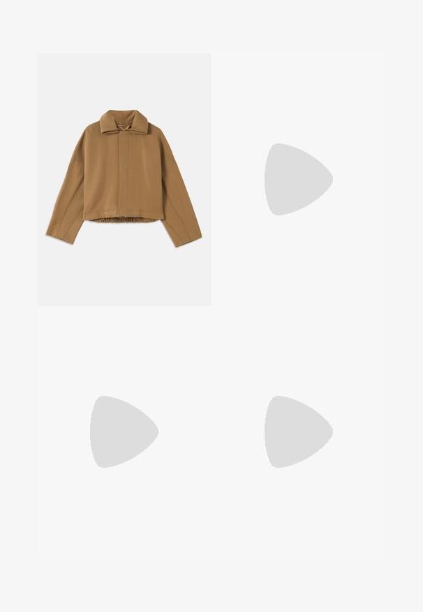 Trumpas rudas viršutinis drabužis su smailiu apykakle, stačiakampio formos dizainu ir šoninėmis atvarkomis. Yra raukinių detalė apatinėje dalyje ir lygus paviršius.; Baltas trumpas rankovėmis megztinis su apvaliu kaklu, pasižymintis lygia tekstūra ir subtiliais raštuotais akcentais rankovėse bei apykaulyje.; Burgundijos plačios kojinės džinsai iš medvilnės denimo, su aukštu juosmeniu, priekinėmis kišenėmis ir matoma siuvimo linija. Klasikinis penkių kišenių dizainas.; Juoda odinė aukštakulnė bateliai su smailiu pirštu ir apvaliu, iškiliu kulnu. Lygus paviršius su elegantišku, minimalistiniu dizainu.