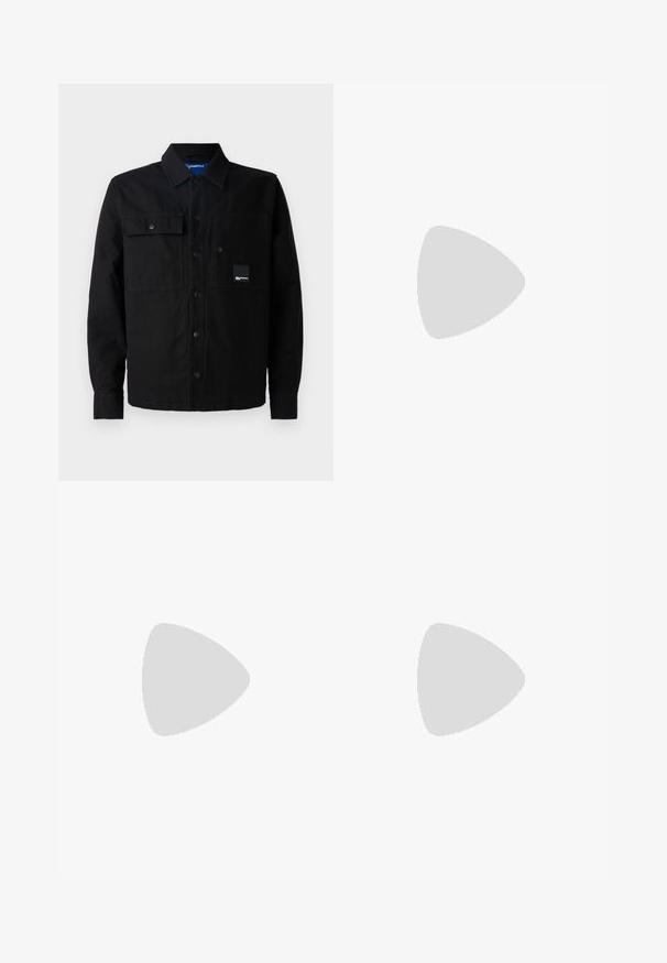 Svart skjorte med knappestolpe laget av tykk stoff, med to frontlommer, trykknapper og et logo-patch på venstre lomme. Klassisk design og passform.; Hvit bomull t-skjorte med korte ermer, rund hals, med en subtil preget logo på venstre bryst, glatt tekstur.; Mørkeblå denimjeans med rett snitt, fem lommer, glidelås og knappelukking. Slitt tekstur foran.; Svart lave sneakers med mønstret kanvas-overdel, hvit gummitoe-kappe, teksturert såle og logo-aksent på siden. Metalløye for snøring.; Svart lerrets totebag med to frontlommer, en med glidelås og en med snøring. Inkluderer merkevarelabel på den større lommen. Håndtak for enkel bæring.