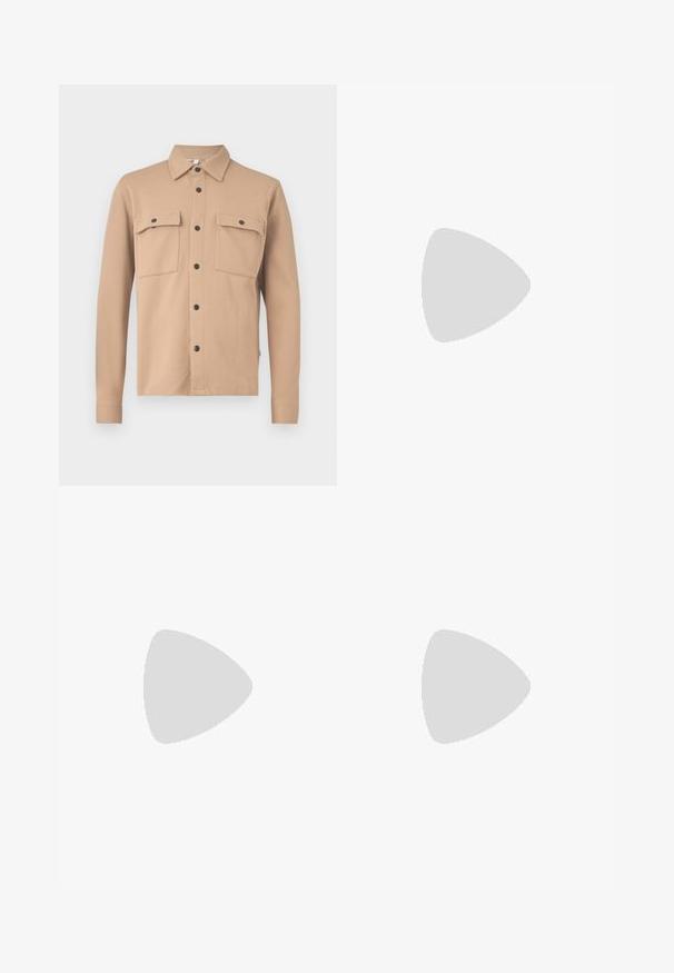 Casaco de camisa bege claro feito de tecido texturizado, com colarinho pontudo, mangas longas, dois bolsos no peito e botões de pressão pretos.; T-shirt branca de mangas curtas com o texto vermelho "Edição Originais do Estúdio" no lado esquerdo do peito, apresentada sobre um fundo cinza neutro.; Jeans de ganga azul claro com um corte solto, cintura média e pernas retas. Apresenta cinco bolsos, passadores de cinto e fecho com botão.; Sapatilhas brancas de atacar com uma superfície texturizada, sola grossa e design minimalista. Possui o logo da marca na lateral.