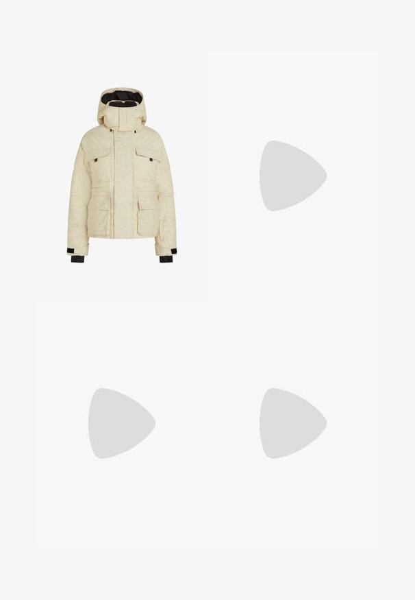 Creme farvet pufjakke med et subtilt struktureret mønster, hætte, fire frontlommer og sorte detaljer på ærmerne. Isoleret design for varme.; Sort T-shirt lavet af bomuld, med korte ærmer over et hvidt langærmet lag med et subtilt tekstureret mønster. Design med rund hals.; Sort, lette bukser med elastisk talje og sammenfoldede ankler. Stoffet er glat og har et afslappet, indsnævret design.; Sorte snørebåndssneakers med en kraftig sål, der har en glat læderoverdel, rund tå og et markant lagdelt plade-design.