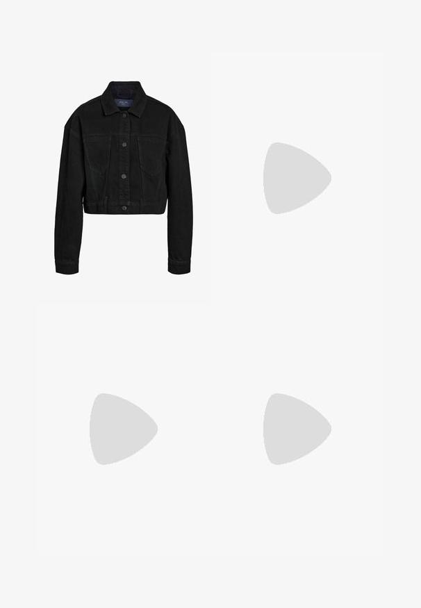 Zwarte denim cropped jack met een knoopsluiting, twee borstzakken en een klassieke kraag. Heeft tonal stiksels en lange mouwen.; Witte fitted top van ribstof met korte mouwen en geplooide details aan de zijkanten voor textuur en vorm.; Bershka WIDE - Broek - black; Bershka Sandalen met hoge hak - black