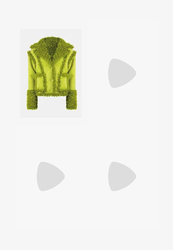 Vihreä, teksturoitu takki, jossa on pörröinen pinta, suuri kaulus ja patch-taskut. Varustettu nappisuljennalla ja lyhennetyillä hihoilla. Pehmeä materiaali.; Musta hihaton crop-top, joka on valmistettu sileästä kankaasta, jossa on pyöreä kaula-aukko ja siisti, yksinkertainen muotoilu ilman kuvioita tai varusteita.; Mustat housut suoralinjaisella leikkauksella, joissa on etutaskut ja sivurei'ät helman alla. Valmistettu pehmeästä ja sileästä kankaasta. Sopii eri tilaisuuksiin.; Sandaalit korkean koronan ruskeasta mokkanahasta, jossa on nilkkaremmi, avonainen kärki ja tyylikäs, minimalistinen muotoilu. Varusteena neliön muotoinen korko.