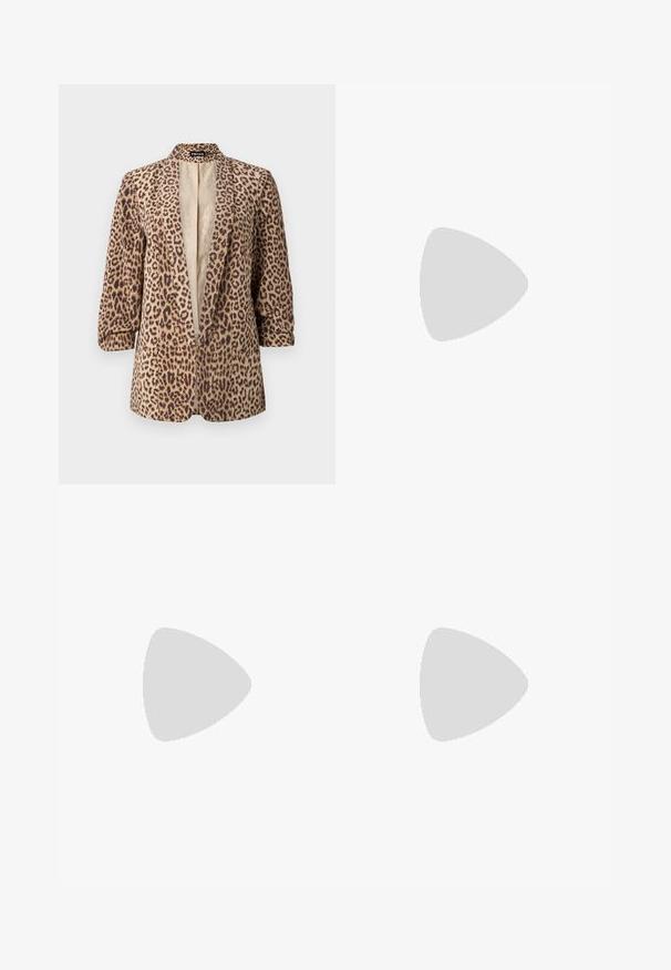 Leopardprint blazer med spidse revers, trekvartærmer og en glat indvendig foring i beige. Blød stoftekstur og afslappet pasform.; Urban Classics OVERSIZED  - T-shirts basic - black; Urban Classics Bukser - black; Sorte kanvas sneakers med hvide snørebånd, hvid gummitåhætte og en kraftig hvid mellemsål. Har diskret hvid syning og en gummisål.