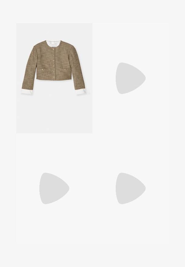 Bruine geruite cropped jacket met gouden knopen, witte manchetten en twee zijzakken. Gladde textuur, klassiek ontwerp en een stijlvolle pasvorm.; Witte mouwloze sweater van glad katoen, met een geribde onderrand en een klein marineblauwe logo op de linkeronderzijde. Eenvoudig ontwerp, geen patronen.; Witte, op maat gemaakte broek met een hoge taille, dubbele voorplooien en brede pijpen met omgeslagen manchet. Gemaakt van een gladde, gestructureerde stof.; Beige hoge hak sandaal met een gladde leren afwerking, open teen, brede frontband en een verstelbare enkelband met metalen gesp.