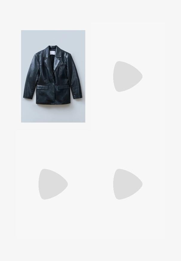 Blazer en cuir noir avec un col cranté, fermeture à un bouton, deux poches avant et une texture lisse et brillante.; Top noir à manches courtes en tissu extensible, dotée d'une coupe ajustée avec des détails froncés sur les côtés. Texture lisse, forme classique.; Pantalon culotte noir en polyester avec une taille élastique, deux plis avant et une silhouette ample. Pas de motifs visibles ni de détails matériels.; Bershka Sandales à talons hauts - black; Sac à main en cuir verni noir avec une forme incurvée, une bandoulière, des poches avant et des accents en métal argenté.