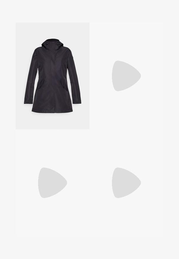 Veste noire imperméable avec capuche, fermeture éclair frontale, deux poches latérales et poignets ajustables. Texture lisse et design moderne.; Chemise à manches longues vert olive en tissu texturé, dotée de poches latérales et de poignets côtelés. Design simple avec col rond.; Pantalons noirs ajustés en matériau flexible. Les caractéristiques comprennent une poche latérale zippée, des genoux articulés et une texture lisse.; Botte de randonnée noire au design mi-haut, avec un dessus texturé, des accents gris et une semelle en caoutchouc durable avec des crampons de traction.