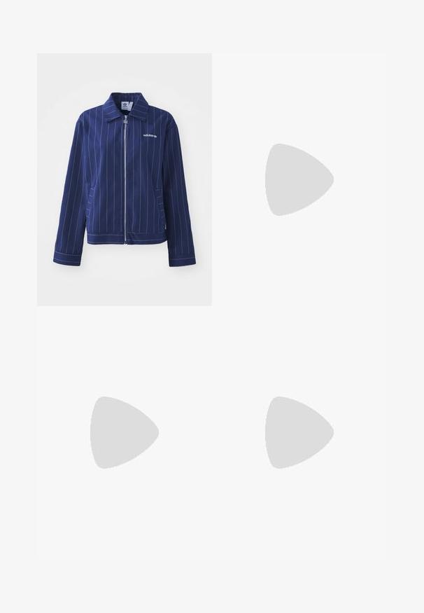Mornarska zip-up jakna s ovratnikom, belimi prugami in diskretnim logotipom na prsih. Ima stranske žepke in rebraste manšete.; Črn kratkosleeveni top iz raztegljive tkanine, ki ima prilegajoč dizajn z naborki na stranicah. Gladka tekstura, klasična oblika.; Črne poliesterske culotte hlače z elastičnim pasom, dvema sprednjima nabiranjema in ohlapnim krojem. Brez vidnih vzorcev ali kovinskih detajlov.; Črne ravne sandale s sijajno končno obdelavo, tremi tankimi trakovi in okroglo kovinsko podrobnostjo na prstih. Elegantna zasnova z minimalnim peto.; Črna lakasta usnjena torbica s ukrivljeno obliko, enim ramenskim trakom, sprednjimi žepi in srebrnimi kovinskimi dodatki.