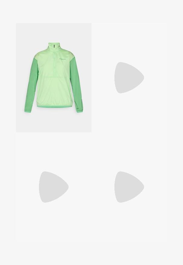 Lys grønn halv-zip jakke med lange ermer. Laget av glatt, lett stoff. Har kontrasterende mørkere grønne ermer og elastiske mansjetter.; Svart langermet T-skjorte laget av bomull med rund hals. Har en liten hvit logo på venstre brystområde. Enkelt design og passform.; Svarte nylon cargo-bukser med glidelås og justerbare mansjetter, flere lommer og en logo på høyre bein. Glatt, lett tekstur.; Beige og krem joggesko med teksturert mesh-overdel, støttende overlegg og gummisåle med et mønster for godt grep.