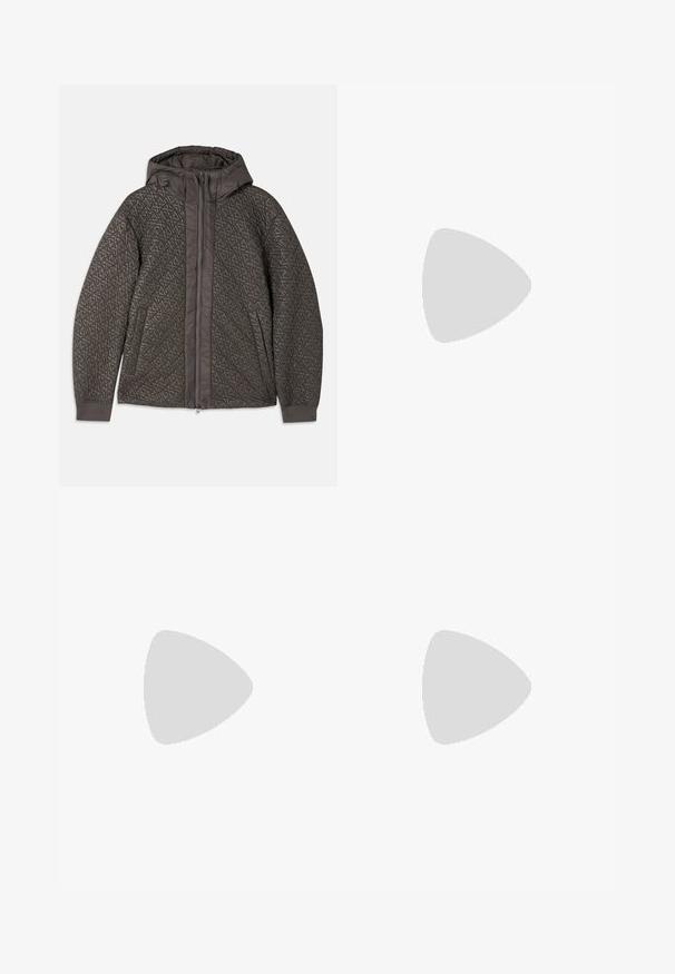 Tamsiai pilkas apklijuotas švarkas su капučonu, turintis geometrinį raštą, pilną užtrauktuką ir elastines rankoves. Minkšta tekstūruota medžiaga.; Armani Exchange Marškinėliai su spaudiniu - black; Bežiniai tiesūs keliai su diržo kilpomis, priekiniais mygtukais ir užtrauktuku, išdėstyti ant balto fono.; Balti sportbačiai su lygia odine viršutine dalimi, smėlio spalvos zomšiniais akcentais, plokščiomis raištelėmis ir tekstūruota gumine padu, derinami su šviesiomis plačiomis kelnėmis.