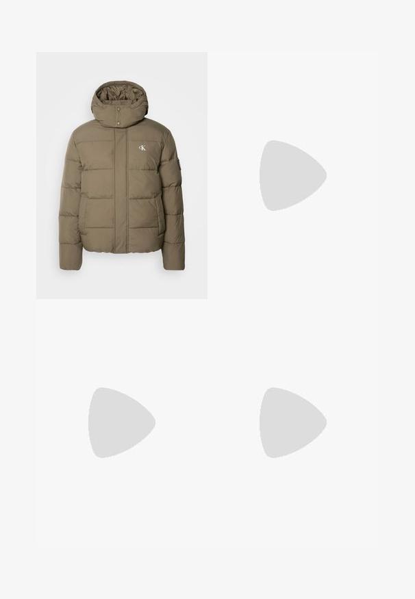 Calvin Klein Jeans ESSENTIALS JACKET - Vinterjakke - tarmac; Hvit bomull T-skjorte med svart "CK" logo og "Calvin Klein Jeans" tekst, korte ermer og klassisk rund hals.; Blå denimjeans med slim fit, mellomhøy midje, fem lommer, falmet vask og lett slitasje foran og bak.; Sorte tursko med en lagdelt design, teksturert stoff og gummisåle, med forsterkede områder og snøring foran.