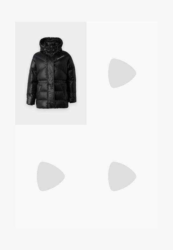 KARL LAGERFELD PUFFER  JACKET - Zimná bunda - black; Čierne bavlnené tričko s krátkymi rukávmi, s bielym logom "KARL LAGERFELD" na hrudi a okrúhlym výstrihom s kontrastným lemovaním.; Čierno-biele zúžené nohavice so štíhlym strihom a kontrastnými panelmi. Látka má hladkú textúru; pás je plochý a priliehavý.; Čierne kožené čižmy po kolená s textúrovaným povrchom, so zdobením zlatým reťazom a plochou gumovou podrážkou.