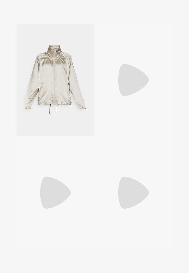 Daily Sports COMO JACKET - Træningsjakke - hazel; Hvid bomulds-polo med klassisk krave, korte ærmer og et marineblåt broderet logo på venstre bryst. Fem-knaps knaplukning.; Sorte strækbukser med slim fit, der har to frontlommer og en dekorativ hardware detalje nær kanten af taljen. Glat tekstur.; Hvide sportssko med en struktureret mesh-overdel, sølvdetaljer og en let sål med små skridsikre stød, mærket "ULTRA FLIGHT."