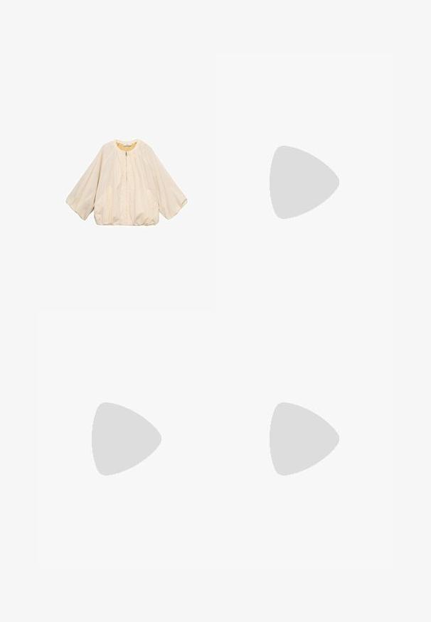Mango Lichte jas - off-white; Beige katoenen t-shirt met een donkerbruin gehaakt patchzakje met een textuurpatroon op het linkerborstgebied. Korte mouwen.; Wijdgevallen broeken in een lichtcrème kleur. Gemaakt van een zachte stof met plooien aan de voorkant en zijzakken.; Witte slingback hak met spitse neus, voorzien van een gladde bovenkant, subtiele uitsparingen en een lage blokhak. Zwarte zool accentueert het ontwerp.