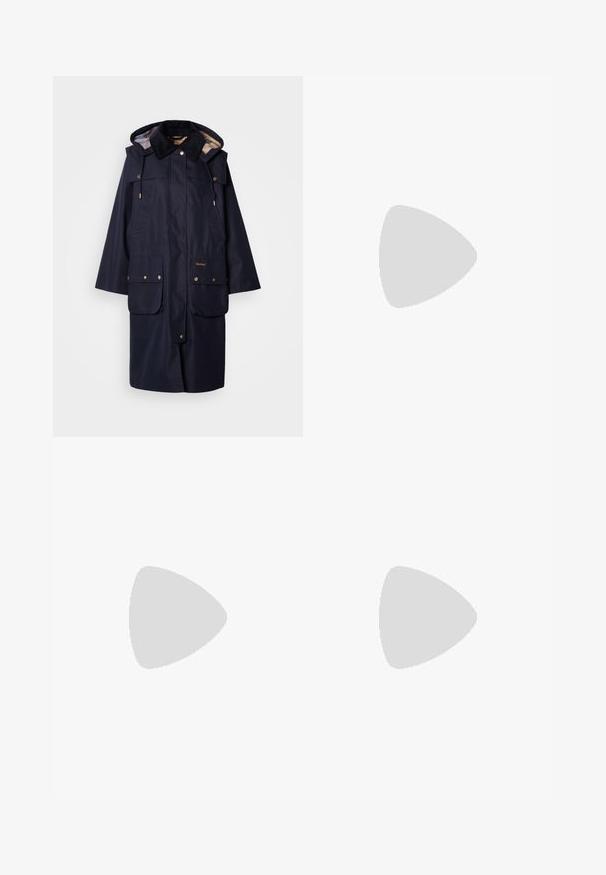 Parka impermeável azul-marinho com capuz, detalhes em dourado, dois bolsos frontais e forro às riscas. Inclui gola ajustável com cordão.; T-shirt branca de algodão com mangas curtas, gola redonda e um pequeno logótipo no peito. Design simples, textura suave e bainha reta.; Jeans de perna larga de cintura alta, de cor azul escura, com bolsos frontais e para moeda, fecho com botão e detalhes sutis de desgaste nas coxas.; Sandal slide em denim com plataforma tecida e pequeno salto. Apresenta costura decorativa e um detalhe metálico na tira superior.