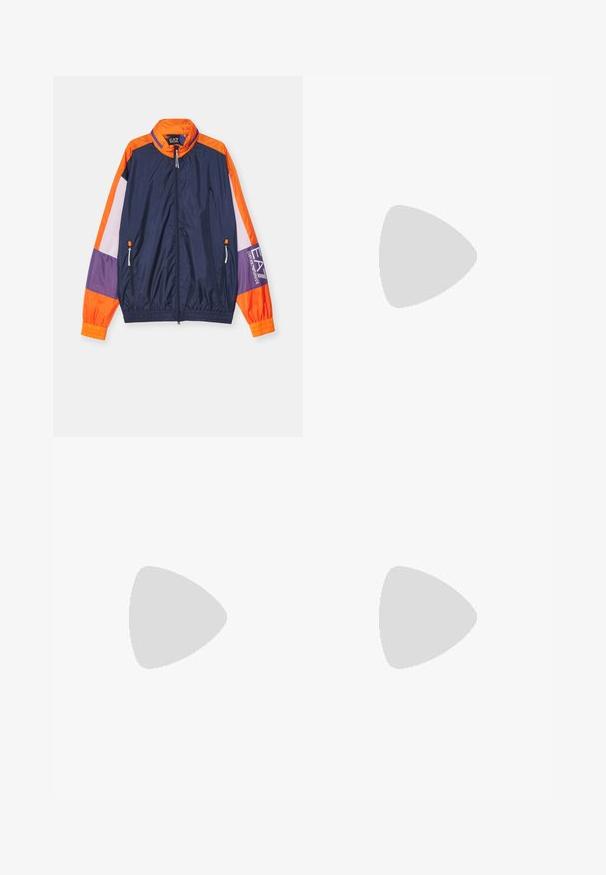 Vindjakke med marineblå kropp, oransje og lilla ermer, mesh-detaljer og glidelås med justerbare feste.; Hvit kortermet t-skjorte i bomull med v-hals, med en svart "FILLING PIECES" logo trykt på venstre side.; Kremfargede joggebukser med svarte sidehåndtak, elastisk midje og ribbede mansjetter. Mykt stoff med en avslappet passform.; Svart sneaker laget av mesh og lær, med en tykk hvit såle og kontrasterende detaljer. Lissene og logoen er detaljer på siden.