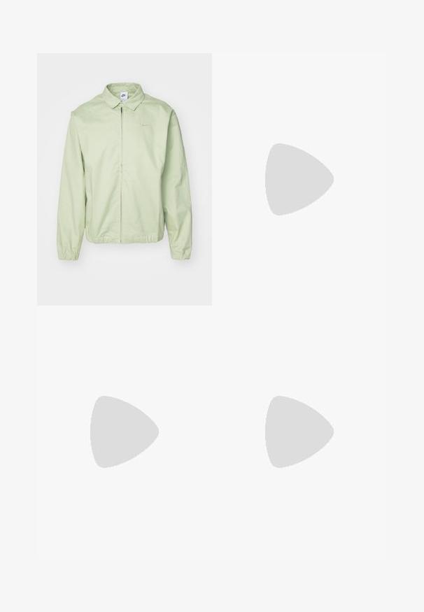 Casaquinho verde claro feito de tecido suave, com gola, fecho éclair frontal, punhos elásticos e um logótipo discreto no peito.; T-shirt de algodão verde claro com mangas curtas, decote redondo e um pequeno retângulo com um logótipo no lado esquerdo do peito. Textura suave.; Calças largas em bege claro, feitas de algodão. Apresentam bolsos frontais e fecho com botão. Textura suave com linhas verticais subtis.; Ténis Nike Air Force 1 brancos com parte superior em pele lisa, detalhes cinza claro, perfurações no bico e sola de borracha texturada.