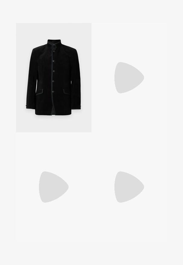 Zwarte fluwelen jas met staande kraag, vijf ronde knopen en twee voorste klepzakken, tegen een witte achtergrond weergegeven.; Langarm sportshirt met camouflagepatroon, witte rand, groot nummer 23 in het wit en Jordan merklogo's op de borst en onderkant.; Zwarte wijde broek met geplooide voorkant, zijzakken en een gladde stoftextuur. Ontworpen voor een ontspannen pasvorm.; Bruine leren bootschoen met een gestructureerde bovenkant, zwarte vetersluiting en gouden oogjes. Beschikt over een duurzame, geribbelde rubberen zool.