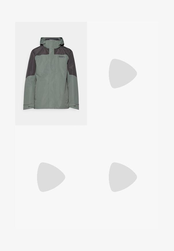 Jack Wolfskin ROMBERG 3IN1 - Outdoorjacke - slate green; Schwarzes T-Shirt aus leichtem Material, mit rundem Halsausschnitt, kurzen Ärmeln und einem kleinen Markenlogo auf der oberen linken Seite.; Beige Hosen aus glattem Stoff, mit elastischem Bund, zwei Seitentaschen und elastischen Bündchen an den Knöcheln.; Schwarzer Wanderschuh mit strukturiertem Obermaterial, verstärkter Zehenkappe und Vibram-Sohle. Das Schnürsystem enthält Haken für einen sicheren Sitz.