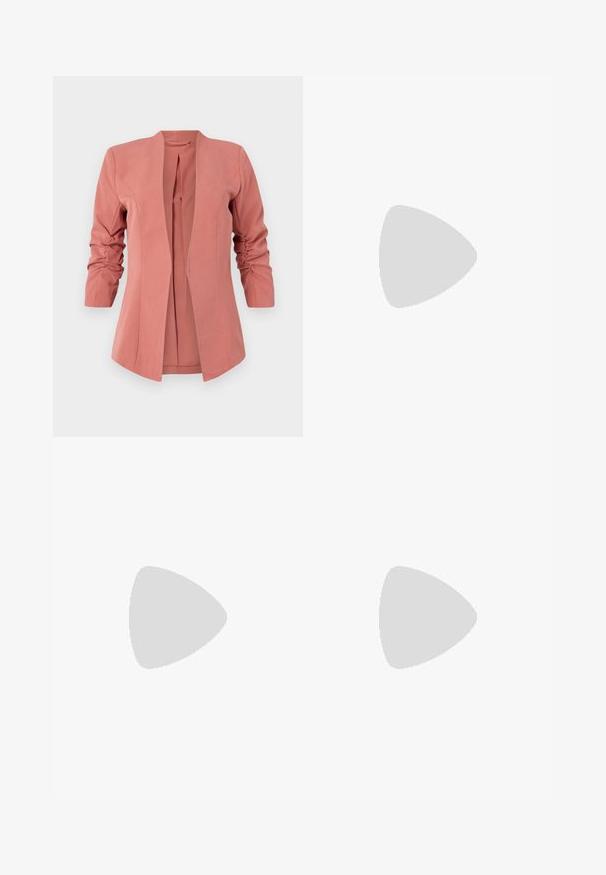 Ροζ βατόμουρο, κομμένο σακάκι με μακριά μανίκια και συγκεντρωμένες λεπτομέρειες στους καρπούς. Ανοιχτό μπροστινό σχέδιο και λείος υφή.; Λε�υκό βαμβακερό t-shirt με κοντά μανίκια και στρογγυλή λαιμόκοψη, με την επιγραφή "HOWDY" σε στυλιζαρισμένα καφέ γράμματα μπροστά.; Μπεζ τζιν με φαρδιά ποδαράκια φτιαγμένα από βαμβάκι. Διαθέτουν κλείσιμο με κουμπί, θηλιές ζώνης και εμπρόσθιες τσέπες με λεία, μαλακή υφή.; Μαύρα δερμάτινα παπούτσια πλατφόρμας με παχύ μπλοκ τακούνι, στρογγυλή μύτη και παραδοσιακό σχέδιο δέσιμο. Διαθέτουν λεία υφή και ελάχιστες λεπτομέρειες.