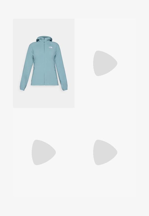 Svetlo modra jakna z zadrgo spredaj, nastavljivo kapuco in dvema stranskima žepoma. Narejena iz gladkega materiala s prilegajočim se dizajnom. Vsebuje podrobnost logotipa.; Črna majica z dolgimi rokavi iz bombaža z okroglo izrezom. Ima majhen bel logotip na levem prsnem delu. Enostaven dizajn in prileganje.; Črne najlon hlače z zipom, ki se lahko odstranijo, s prilagodljivimi manšetami, več žepi in logotipom na desni nogi. Gladka, lahka tekstura.; Bež in krem športni čevlji z teksturiranim mrežastim zgornjim delom, podpornimi prekrivali in gumijastim podplatom z vzorcem za oprijem.