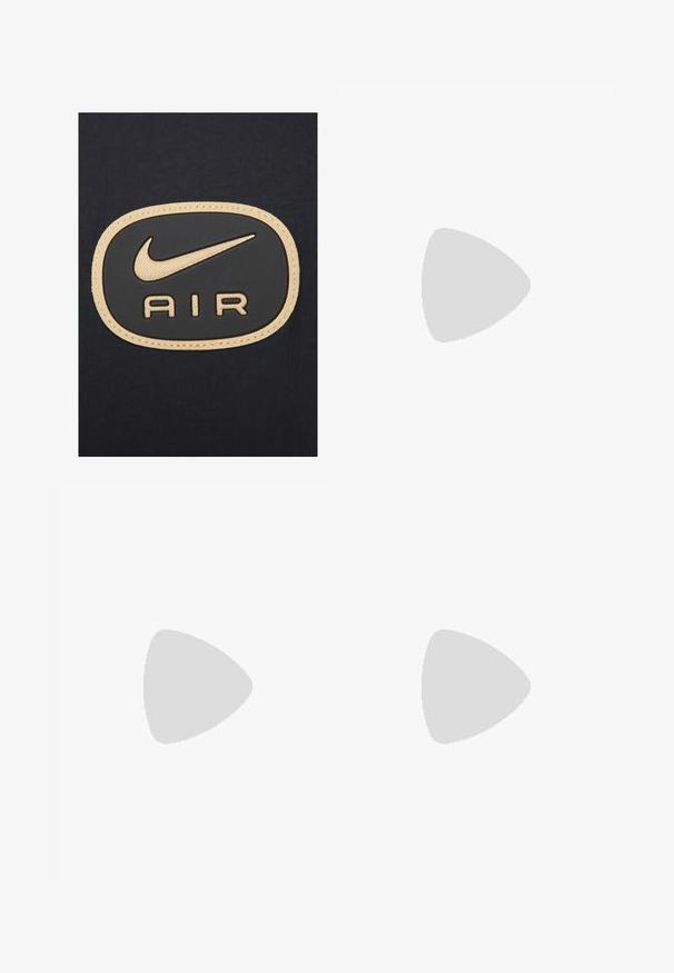 Nike Sportswear AIR - Tunn jacka - black white metallic gold; Ung man med kort lockigt hår iförd en enkel vit t-shirt med kort ärm och blå jeans, stående med händerna i fickorna.; Grå sweatpants i blandad bomull, med elastisk midja, tapered ben och muddade fållar. Enkelt design utan mönster.; Svart atletisk sko med överdel av nät och syntetmaterial, med ett ribbat mönster, snörning och en klumpig sula med synliga dämpningsenheter.