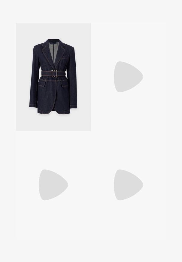 Sportmax DOMINO - Giacca di jeans - navy; T-shirt bianca a maniche corte realizzata in tessuto a costine. Collo rotondo, vestibilità regolare e dettagli di cucitura sottili. Senza motivi o grafiche.; Gonna midi bianca in maglia con un motivo testurizzato a righe verticali e dettagli a taglio vicino all'orlo. Vita elasticizzata. Materiale morbido.; Pantofole da balletto nere in pelle con punta arrotondata, texture liscia, dettagli di cucitura minimi e design con suola flessibile.